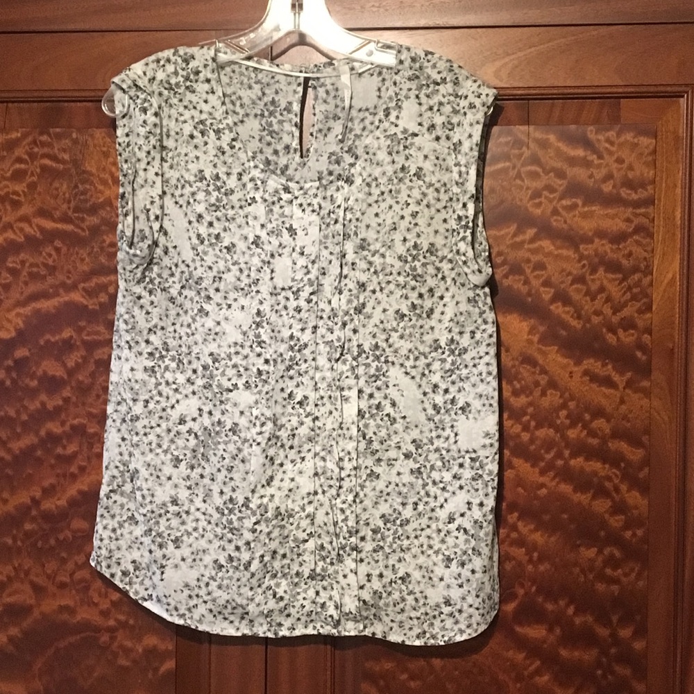 Lauren Conrad ruffle gray floral capsleeve blouse